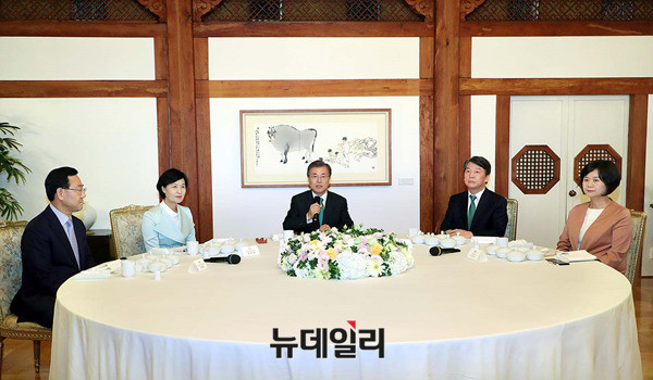 ▲ 문재인 대통령이 27일 여야 대표를 청와대 상춘재로 불러 이야기를 나눴다. ⓒ청와대 제공