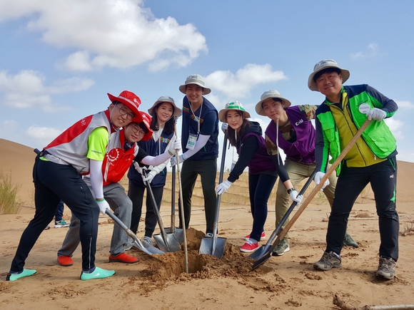 ▲ 비씨카드는 페이퍼리스 사업으로 마련한 환경기금으로 중국 황사 발원지인 쿠부치사막에 나무 6만그루를 심었다고 27일 밝혔다.  ⓒ비씨카드