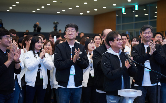 ▲ CJ그룹 사원 교육 행사인 온리원캠프에 참석한 CJ 이재현 회장(오른쪽에서 두번째)이 사원들과 함께 박수를 치고 있다.ⓒCJ그룹