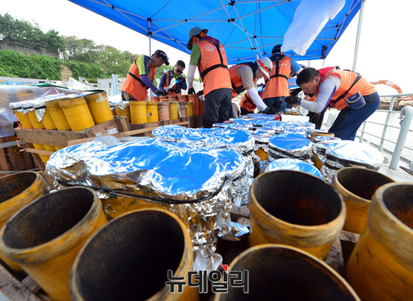 ▲ 불꽃이 점화 될 때 옆 포신에 영향을 주지 않기 위해 덮개를 씌우고 있다 ⓒ 뉴데일리 공준표