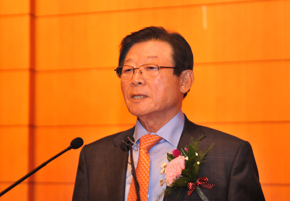 ▲ 이근영 동부그룹 회장이 27일 오전 동부금융센터에서 열린 신임회장 취임식에서 취임사를 하고 있다.ⓒ동부그룹