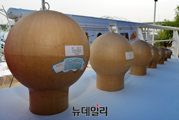 ▲ 27일 오전 서울 선유도공원 선착장에 '옥'이 크기 순서대로 진열돼 있다. ⓒ뉴데일리 공준표