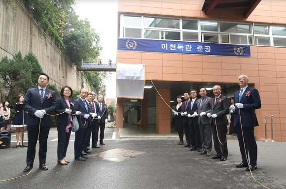 ▲ 故 이천득 前 삼천리 부사장의 이름을 딴 '이천득관'이 홍익대 내에 들어섰다.ⓒ삼천리