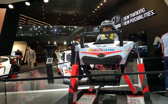 ▲ WRC 4D 시뮬레이터를 체험하는 모습. ⓒ이노션