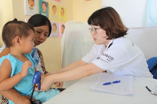 ▲ 포스코건설은 인하대병원, 구세군 자선냄비본부와 함께 필리핀에서 의료봉사활동을 펼쳤다. ⓒ포스코건설