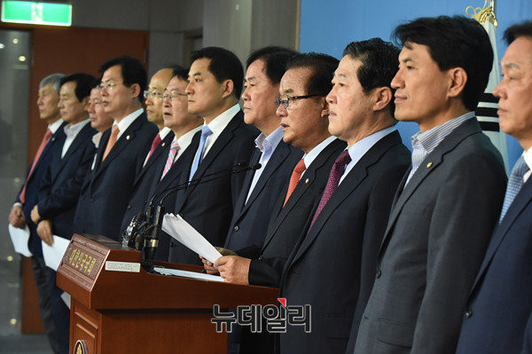 정갑윤 의원을 포함한 자유한국당 의원 16명은 28일 국회 정론관에서 기자회견을 열고, 박근혜 전 대통령에 대한 별도의 구속영장 청구의 부당성을 알렸다. ⓒ뉴데일리 이종현 기자