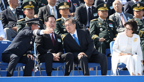 ▲ 문재인 대통령이 28일 국군의날 기념식에 참석한 모습. ⓒ뉴시스 DB