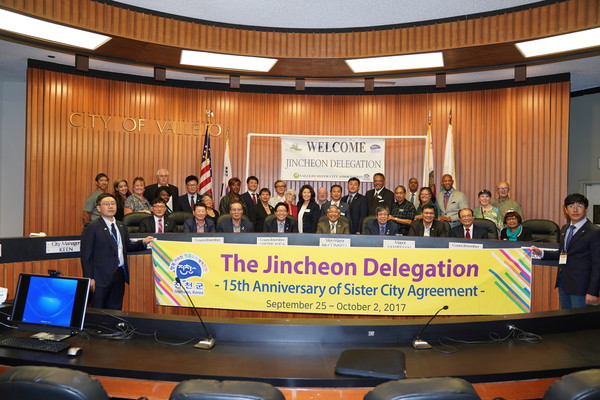 ▲ 정재호 진천군 부군수 등 방문단 일행이 자매결연 15주년을 맞아 27일 미국 발레호시를 방문했다.ⓒ진천군
