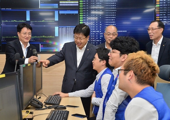 ▲ 지난 27일 경기도 의왕시 NH통합IT센터를 방문한 이경섭 농협은행장(왼쪽 두 번째)이 주요시스템을 점검하고 있다. ⓒNH농협은행