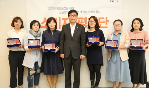 박윤식 한화손보 대표(왼쪽에서 네번째)가 9기 소비자평가단과 발대식 기념촬영을 하고 있다.ⓒ한화손해보험