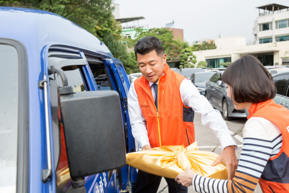 ▲ 봉사활동에 참여한 전필립 파라다이스그룹 회장과 임직원 봉사단 ⓒ 파라다이스그룹