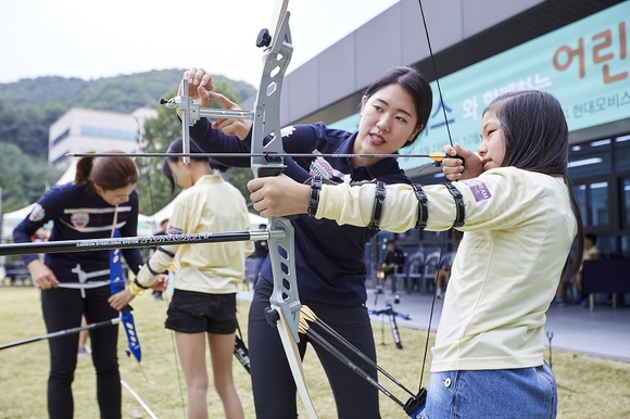 ▲ 지난 23일, 마북에 위치한 현대모비스 양궁장에서 용인 지역 초등학생 40명을 대상으로 첫 양궁교실을 개최했다.ⓒ현대모비스