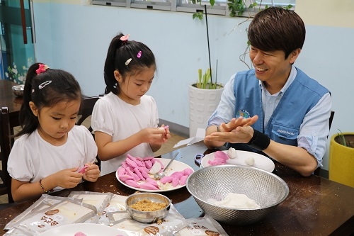 ▲ 포스코건설 재능기부봉사단이 아담채 거주 아동들과 송편을 빚고 있다. ⓒ포스코건설