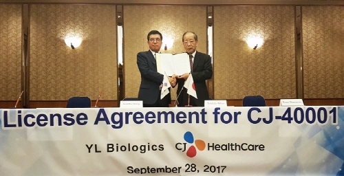 ▲ CJ헬스케어 강석희 대표(왼쪽)와 YL Biologics의 토시히코 히비노 대표(오른쪽)가 계약서를 들고 기념사진을 찍고 있다. ⓒCJ헬스케어