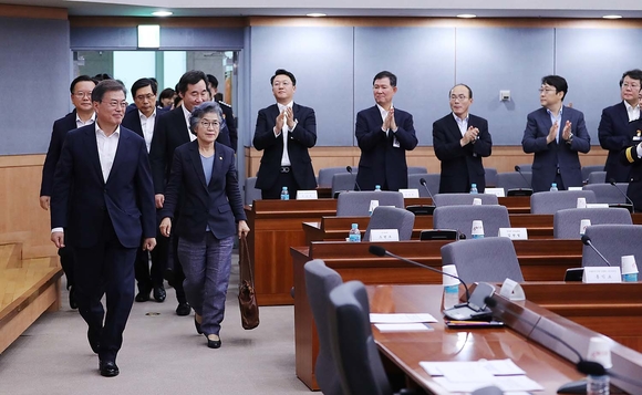 ▲ 문재인 대통령이 지난달 28일 권익위 등으로부터 업무보고를 받기 위해 입장하고 있다. ⓒ 청와대 제공