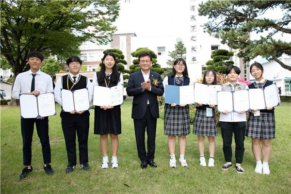 ▲ 김병우 충북교육감이 ‘제46년차 전국 FFK 전진대회’ 수상 학생들과 기념촬영을 하고 있다.ⓒ충북교육청