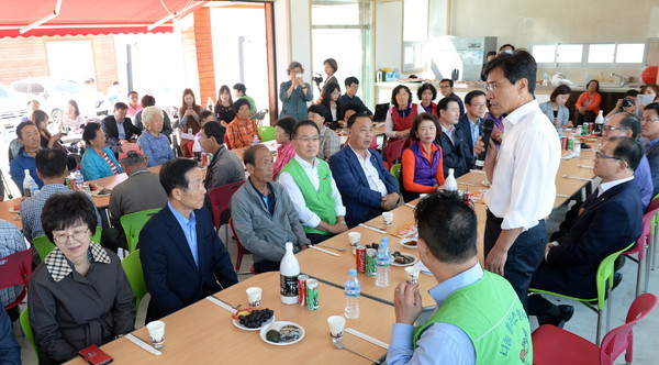 ▲ 청양 청남면 중뫼마을 주민과 대화 모습.ⓒ충남도