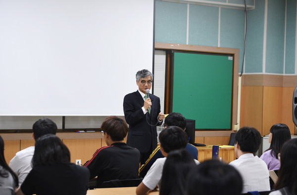 ▲ 울릉도고등학교 방문 홍덕률 총장 특강 장면.ⓒ대구사이버대