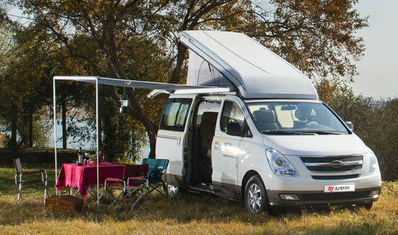 ▲ AJ렌터카는 29일 제주 공항점에 퓨전형 캠핑 차량 '그랜드 스타렉스 라쿤팝'과 캠핑용품들을 함께 대여 해주는 오토캠핑 서비스 상품을 출시했다고 밝혔다.ⓒAJ렌터카