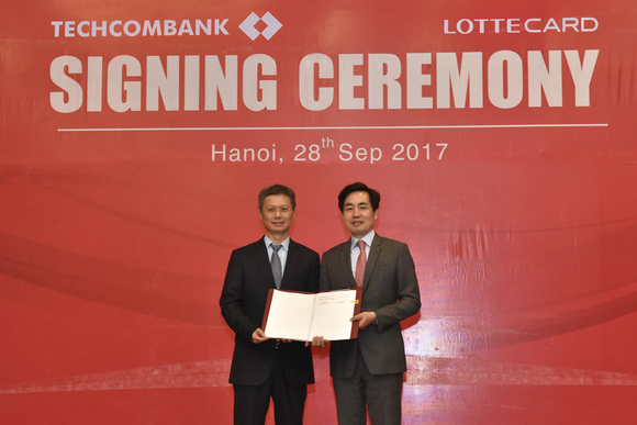 ▲ 김창권 롯데카드 대표(오른쪽)가 베트남 ‘테크콤 파이낸스(Techcom Finance)’의 지분 100%를 인수하는 양수 계약을 체결한 후 응우엔 레 꿕 아인(Nguyen Le Quoc Anh) 테크콤뱅크 대표와 기념 촬영을 하고 있다.  ⓒ롯데카드