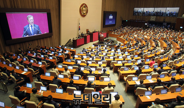 ▲ 지난 6월 12일 오후 국회 본회의장에서 추가경정예산 관련 시정연설을 하고 있는 문재인 대통령. ⓒ뉴데일리 DB