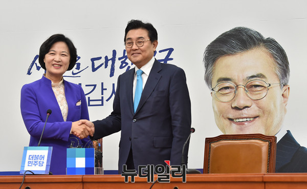 ▲ 오는 제7회 지방선거의 관전포인트 중 하나는 집권당의 딜레마인 민주당의 분열 가능성이다. 사진은 전병헌 청와대 정무수석과 추미애 대표. ⓒ뉴데일리 이종현 기자