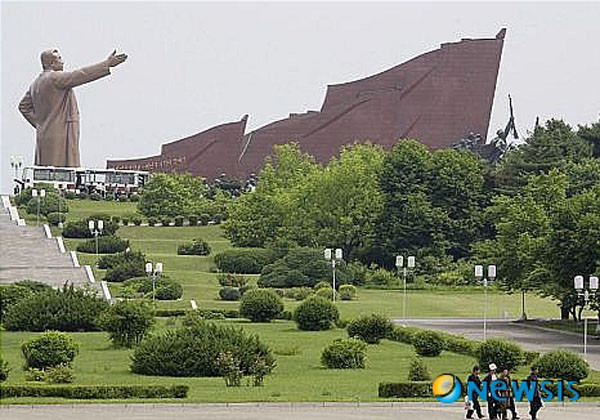 ▲ 김일성 동상 앞을 지나는 북한 주민들. 북한에서 추석은 '봉건시대의 잔재'에 불과하다고 한다. ⓒ뉴시스. 무단전재 및 재배포 금지.