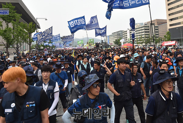 민주노총이 지난달 30일 오후 서울 광화문광장에서 '6.30 사회적 총파업'이란 이름으로 대규모 집회를 연 뒤, 행진을 하고 있다. ⓒ 뉴데일리 이종현 기자