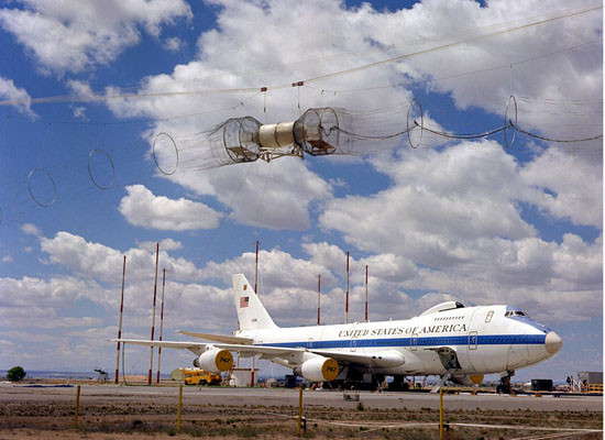 ▲ 2005년 6월 업그레이드 한 장비를 싣고 EMP 방호 테스트를 하는 E-4B. ⓒ위키피디아 공개사진.