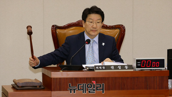 ▲ 국회 법제사법위원장을 맡고 있는 자유한국당 권성동 의원의 원내대표 경선 출마 가능성도 거론되고 있다. ⓒ뉴데일리 이종현 기자