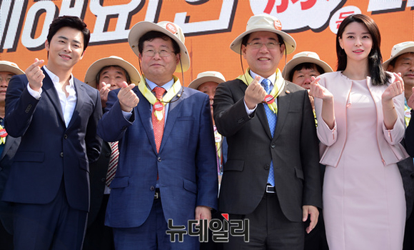 ▲ 왼쪽부터 배우 조정석, 김태환 농협축산경제 대표이사, 김영록 농림축산식품부 장관, 가수 나라 ⓒ 뉴데일리 공준표