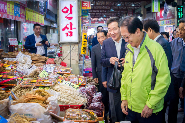 ▲ 이낙연 총리가 30일 청주 육거리시장에서 제수용품을 구입하고 있다.ⓒ더불어민주당