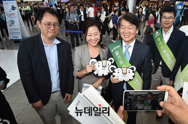 국민의당 안철수 대표가 30일 서울역에서 귀성객들을 상대로 귀성 인사를 하며 시민들의 사진 촬영 요청에 응하고 있다. ⓒ뉴데일리 이종현 기자