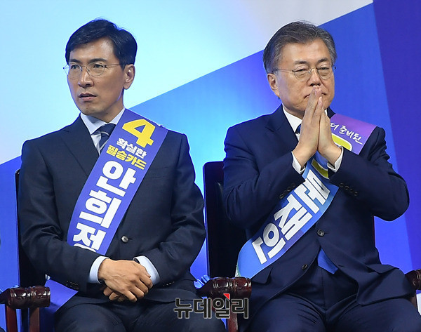 ▲ 향후 정치적 진로를 놓고 안희정 충남도지사(사진 왼쪽)의 고심이 깊어질 것으로 보인다. ⓒ뉴데일리 정상윤 기자