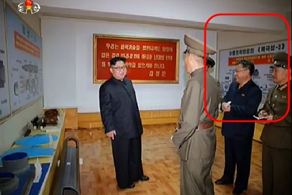 ▲ 사진은 북한 '조선중앙TV'가 지난 8월 23일 보도한 김정은의 국방과학원 시찰 모습으로 뒤로 '수중전략탄 북극성-3'이란 이름의 표지판이 보인다.ⓒ北선전매체 보도영상 화면캡쳐