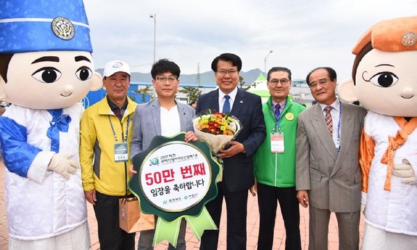 ▲ ‘2017제천국제한방바이오산업엑스포’가 1일 50만번째 입장객을 맞아 꽃다발을 선물하고 있다.ⓒ제천시