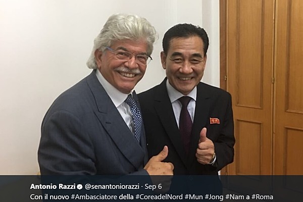 ▲ 북한의 핵·탄도미사일 도발 활동에 대한 대응으로 세계 각국의 자국 주재 북한 외교관 추방이 이어지고 있는 가운데 이탈리아도 이러한 대열에 합류했다. 사진은 안토니오 라찌 이탈리아 상원의원과 문성남(오른쪽) 駐이탈리아 북한 대사 임명자가 기념 촬영을 하고 있는 모습.ⓒ안토니오 라찌 이탈리아 상원의원 트위터 화면 캡쳐