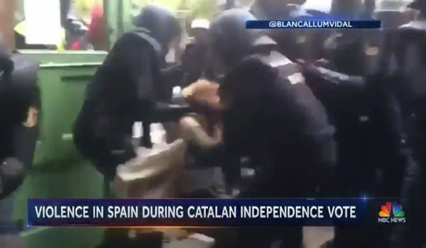 투표하러 온 여성을 강제로 끌어내 내팽개치는 스페인 경찰들. ⓒ美CNBC 관련보도 화면캡쳐.