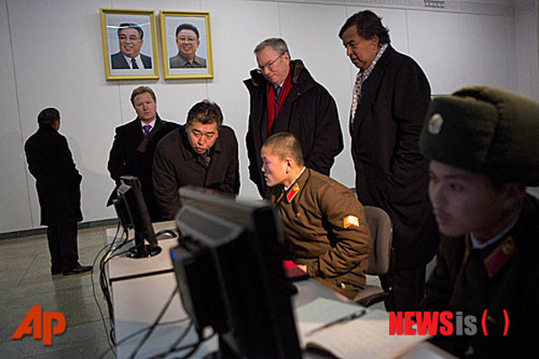 ▲ 북한이 지난 1일부터 중국이 아닌 러시아를 통해 인터넷 망에 접속했다고 美'38노스'가 1일 보도했다. 사진은 2013년 1월 에릭 슈미트 구글 회장이 방북했을 당시 모습. ⓒ뉴시스-AP. 무단전재 및 재배포 금지.