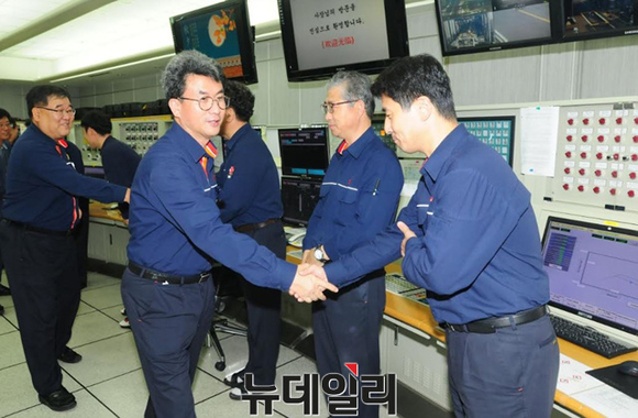 ▲ 김형건 SK종합화학 사장이 2일 울산 공장을 방문했다.ⓒSK이노베이션