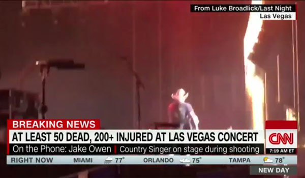 ▲ 라스베이거스 총기난사 당시 컨트리 가수 '제이슨 앨딘'이 노래를 하는 모습. 이때까지만 해도 2만 2,000여 명의 관중은 곧 무슨 일이 일어날지 모르고 있었다고 한다. ⓒ美CNN 관련보도 화면캡쳐.