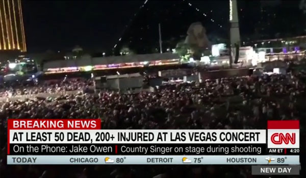 라스베이거스 총기난사 직후 모습. 뒷편의 일부 관중들이 달려나가는 모습이 보인다. ⓒ美CNN 관련보도 화면캡쳐.