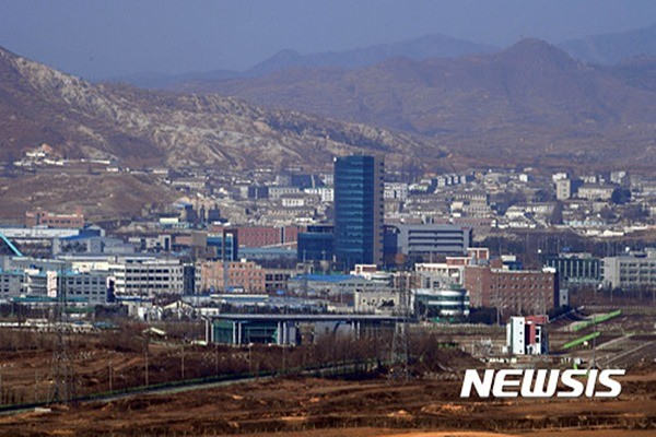 북한이 개성공단 내에 있는 의류공장을 한국에 알리지 않은 채 몰래 가동하고 있다는 주장이 제기됐다. 사진은 경기도 파주시 도라전망대에서 바라본 개성공단 일대.ⓒ뉴시스. 무단전재 및 재배포 금지