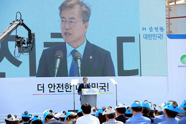 ▲ 지난 6월 고리 원전 1호기 폐쇄식에서 연설을 하는 문재인 대통령. 이후 국내에서는 '탈원전 기조'가 힘을 얻었다. ⓒ뉴시스. 무단전재 및 재배포 금지.