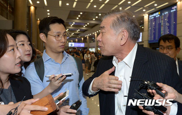 ▲ 지난 6월 하순, 미국에서 한 발언으로 물의를 빚은 뒤 공항에 온 기자들에게 자기 주장을 강변하는 문정인 청와대 통일외교안보특보. ⓒ뉴시스. 무단전재 및 재배포 금지.