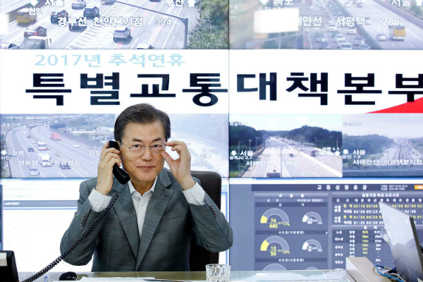 ▲ 문재인 대통령이 특별교통대책본부를 방문한 자리에서 교통방송과의 전화 연결을 하고 있다. ⓒ청와대 제공