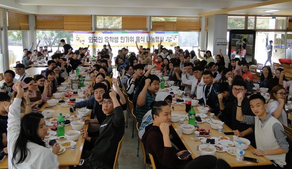 ▲ 4일 오전 청주대 기숙사 1층 식당에서 열린 외국인 유학생 한가위 음식 나눔 행사에 참여한 학생들이 한국의 명절 전통 음식을 맛보며 즐거워하고 있다.ⓒ청주대학교