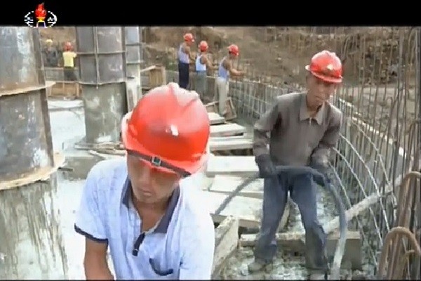 북한 노동자들이 정식 여권이 아닌 임시 통행증을 이용해 중국 기업에서 일하고 있는 것으로 알려졌다. 사진은 북한 노동자 관련 北'조선중앙TV' 선전영상 일부.ⓒ北선전매체 선전영상 화면캡쳐