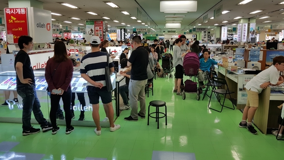▲ 2일 강변 테크노마트를 찾은 방문객들이 스마트폰 구매에 나서고 있다. ⓒ연찬모 기자
