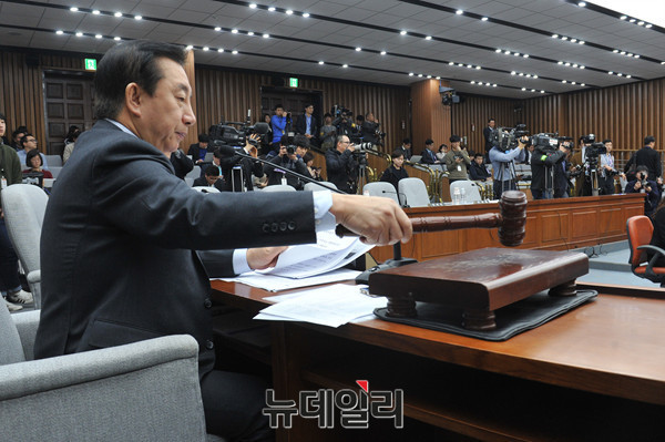 ▲ 사진은 김성태 의원이 지난 1월 국회에서 열린 '박근혜 정부의 최순실 등 민간인에 의한 국정농단 의혹 사건 진상규명을 위한 국정조사 7차 청문회'에서 의사봉을 두드리고 있는 모습이다. ⓒ뉴데일리 이종현 기자